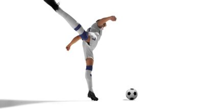 Vit bakgrund - man som sparkar fotboll