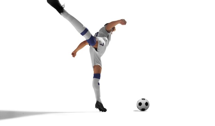 Vit bakgrund - man som sparkar fotboll
